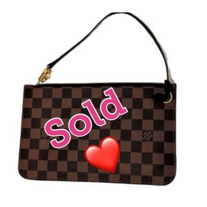 Luis Vuitton wristlet pouch (AUTHENTIC/ FLAWLESS / LIKE NEW)